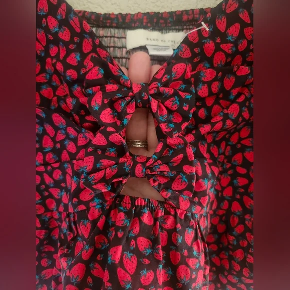 Band of the Free Strawberry Tie-Front Crop Top size large - Picture 10 of 16